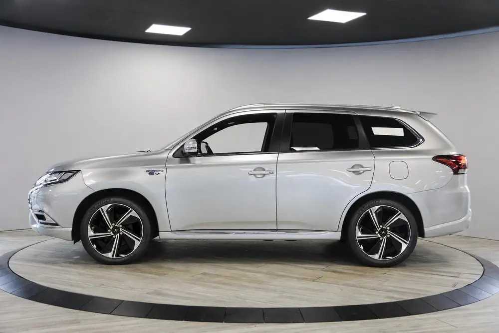 Mitsubishi Outlander 2.4 PHEV Instyle | Schuif- opendak | 36 uit 2020, foto 2