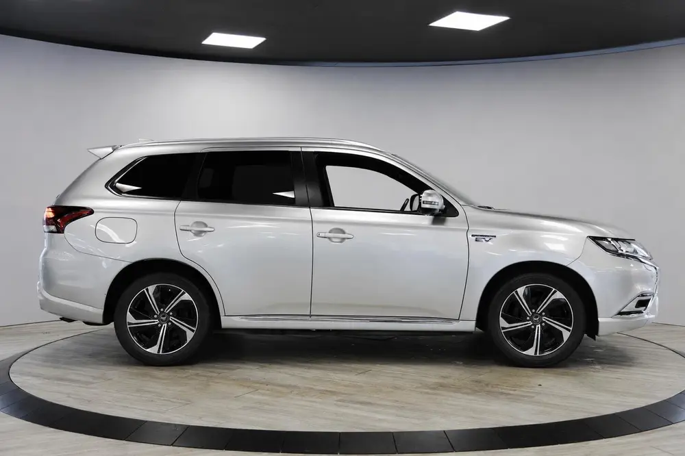Mitsubishi Outlander 2.4 PHEV Instyle | Schuif- opendak | 36 uit 2020, foto 3