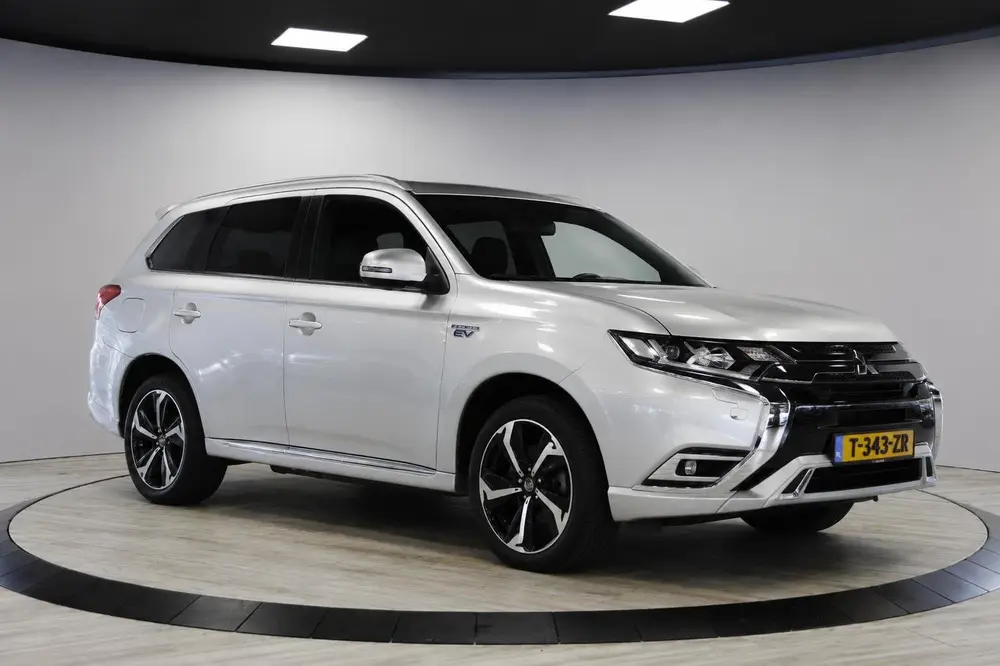 Mitsubishi Outlander 2.4 PHEV Instyle | Schuif- opendak | 36 uit 2020, foto 4