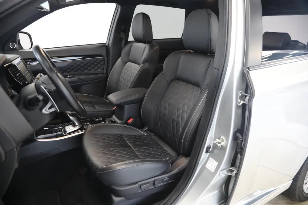 Mitsubishi Outlander 2.4 PHEV Instyle | Schuif- opendak | 36 uit 2020, foto 6
