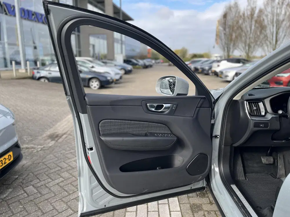 Volvo XC60 B4 Mild-Hybrid Momentum uit 2024, foto 5