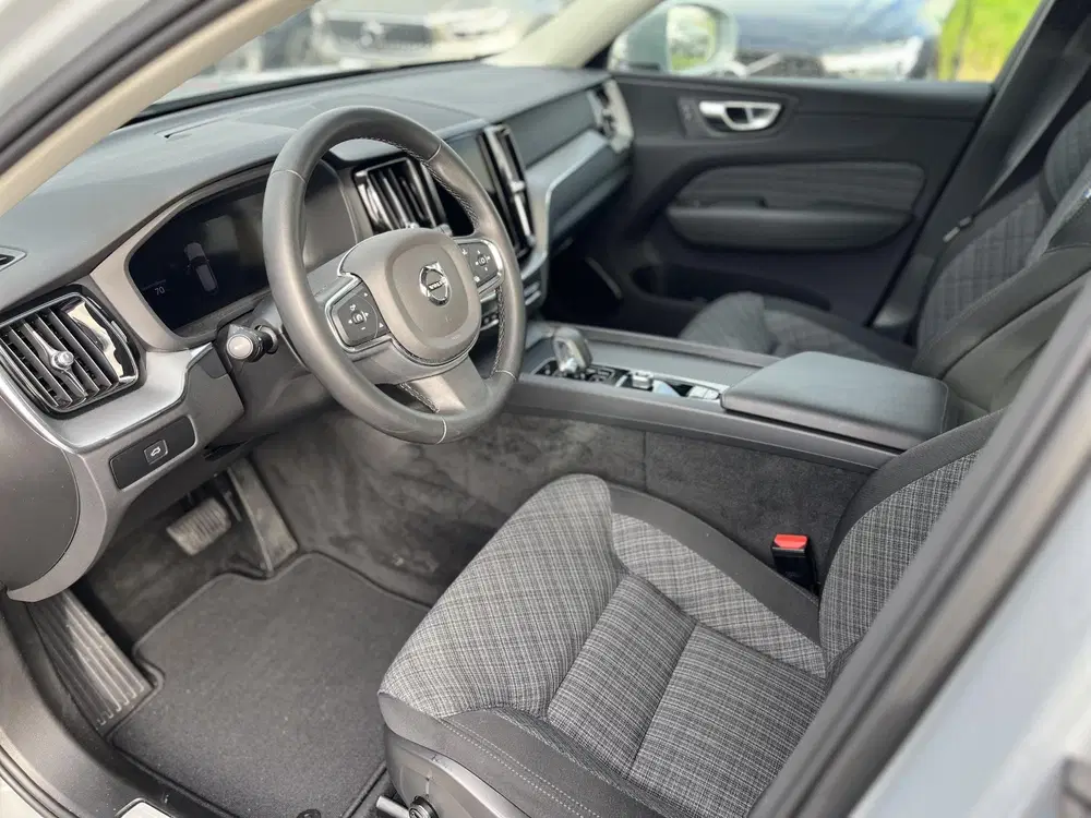 Volvo XC60 B4 Mild-Hybrid Momentum uit 2024, foto 6