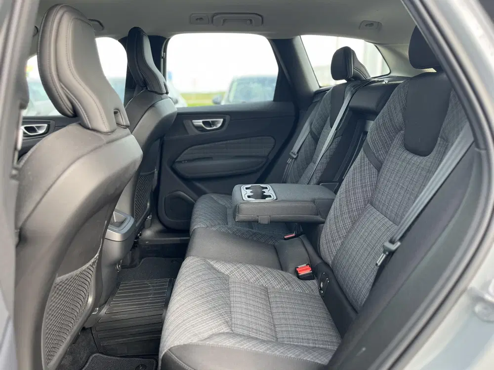 Volvo XC60 B4 Mild-Hybrid Momentum uit 2024, foto 8