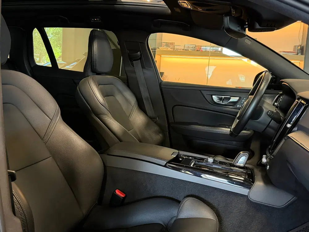 Volvo V60 2.0 T8 Twin Engine AWD R-Design 391 PK BLA uit 2020, foto 15