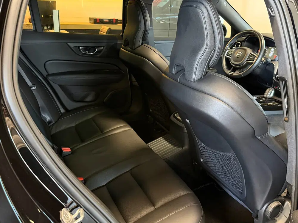Volvo V60 2.0 T8 Twin Engine AWD R-Design 391 PK BLA uit 2020, foto 17