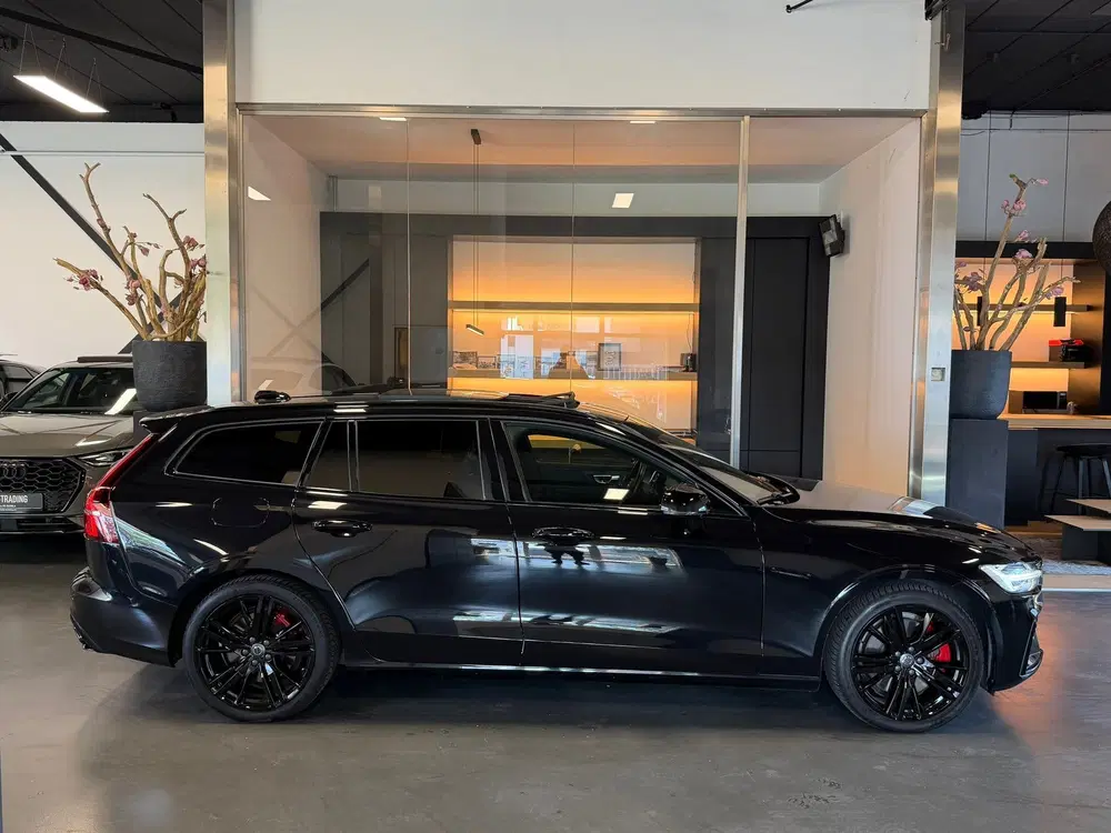 Volvo V60 2.0 T8 Twin Engine AWD R-Design 391 PK BLA uit 2020, foto 2