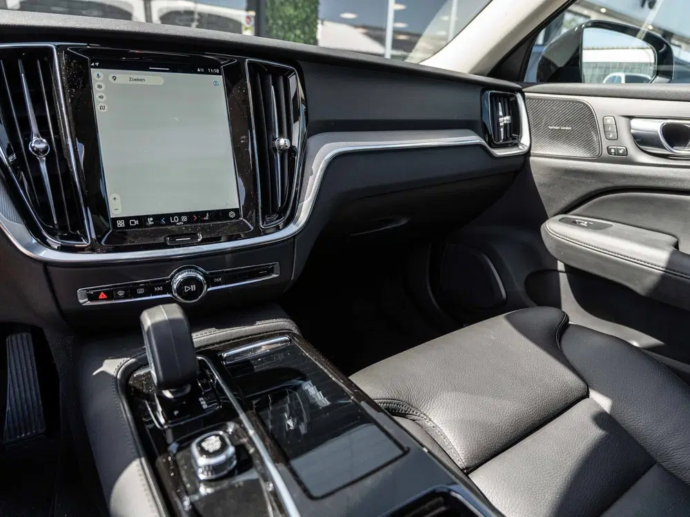 Volvo V60 2.0 T6 PHEV 350PK AWD Plus Dark uit 2025, foto 2