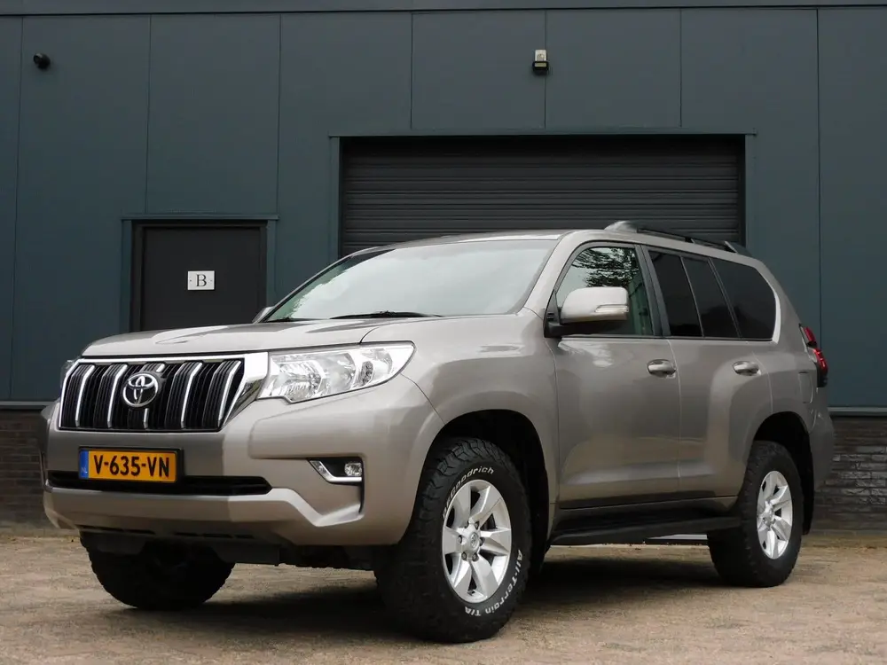 Toyota Land Cruiser 2.8 D-4D-F Challenger Window Van 1e EIGE uit 2019