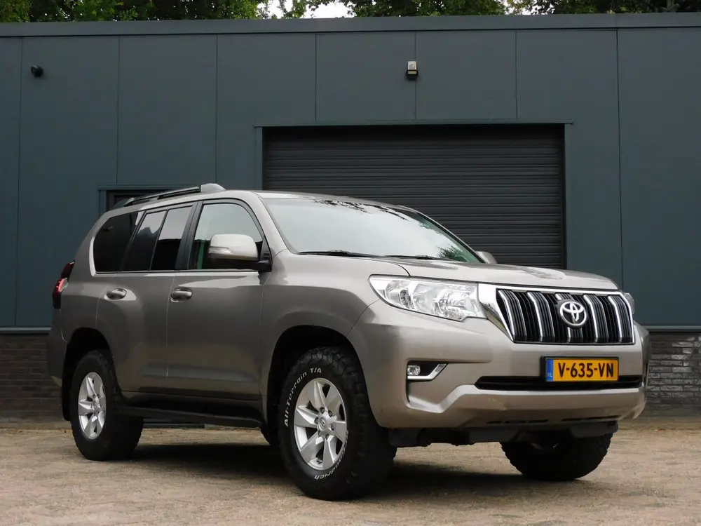 Toyota Land Cruiser 2.8 D-4D-F Challenger Window Van 1e EIGE uit 2019, foto 2