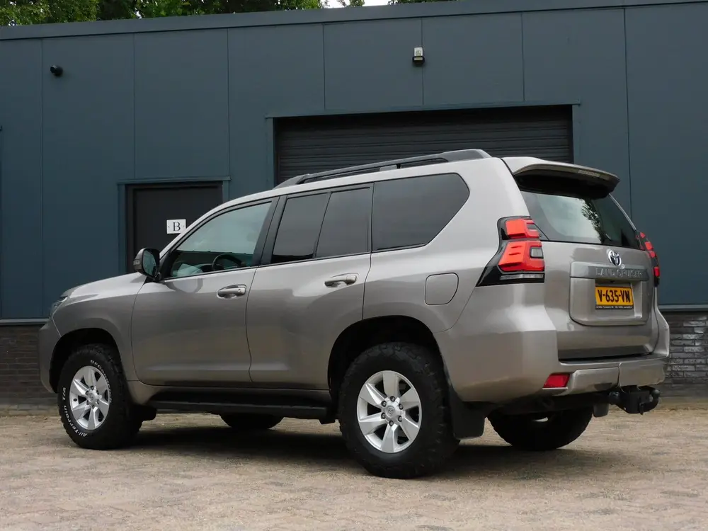 Toyota Land Cruiser 2.8 D-4D-F Challenger Window Van 1e EIGE uit 2019, foto 3