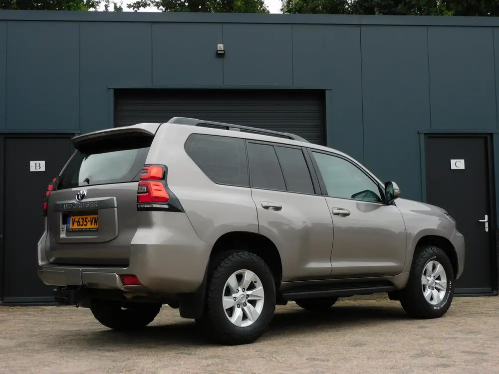Toyota Land Cruiser 2.8 D-4D-F Challenger Window Van 1e EIGE uit 2019, foto 4