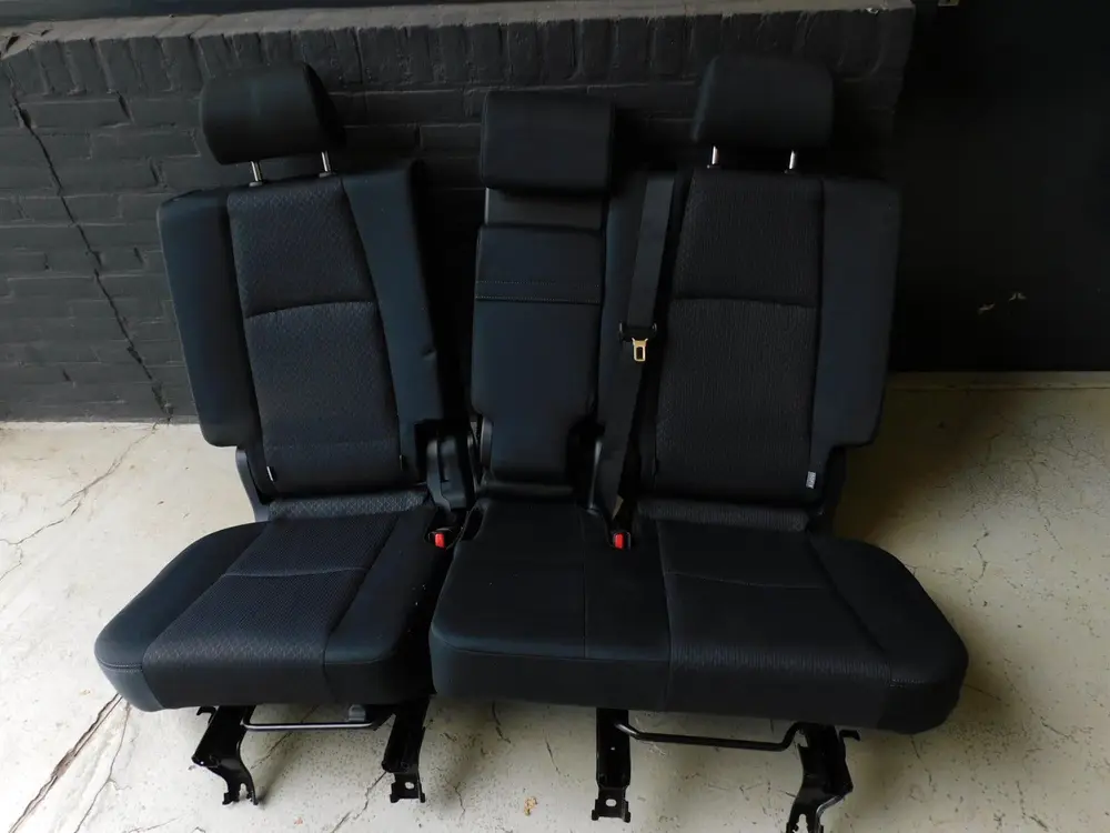 Toyota Land Cruiser 2.8 D-4D-F Challenger Window Van 1e EIGE uit 2019, foto 6