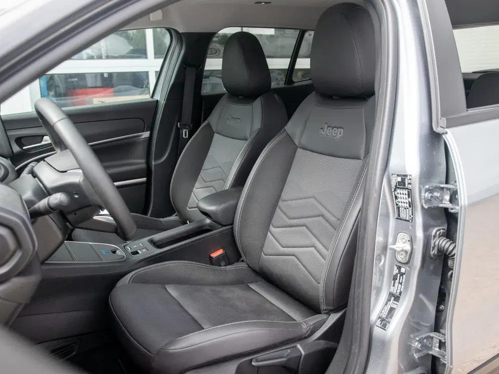 Jeep Avenger Summit 54 kWh uit 2024, foto 10