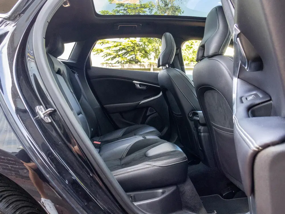 Volvo V40 1.5 T3 Polar+ Sport R-Design LED Pano 18" uit 2019, foto 17