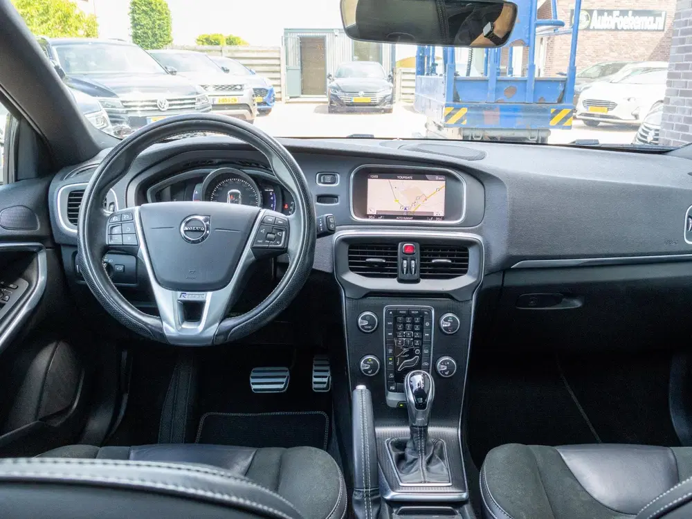 Volvo V40 1.5 T3 Polar+ Sport R-Design LED Pano 18" uit 2019, foto 2