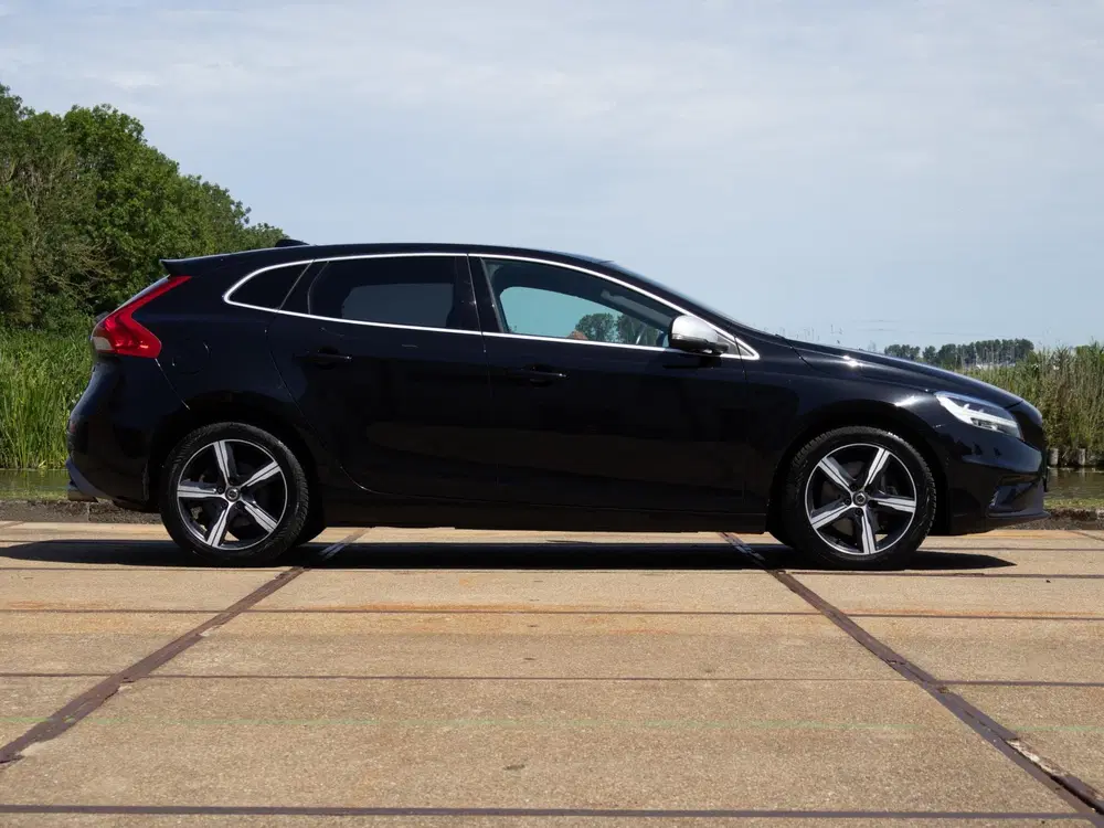 Volvo V40 1.5 T3 Polar+ Sport R-Design LED Pano 18" uit 2019, foto 7