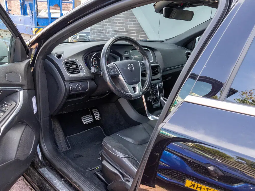 Volvo V40 1.5 T3 Polar+ Sport R-Design LED Pano 18" uit 2019, foto 9
