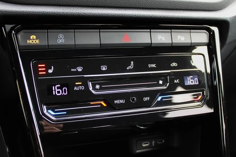 Volkswagen T-Roc 1.5 TSI R-Line PANO NAVI CAMERA LED VIRTUAL uit 2024, foto 14