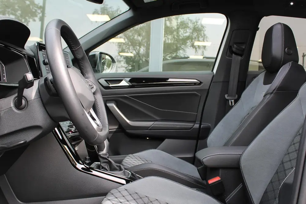Volkswagen T-Roc 1.5 TSI R-Line PANO NAVI CAMERA LED VIRTUAL uit 2024, foto 16