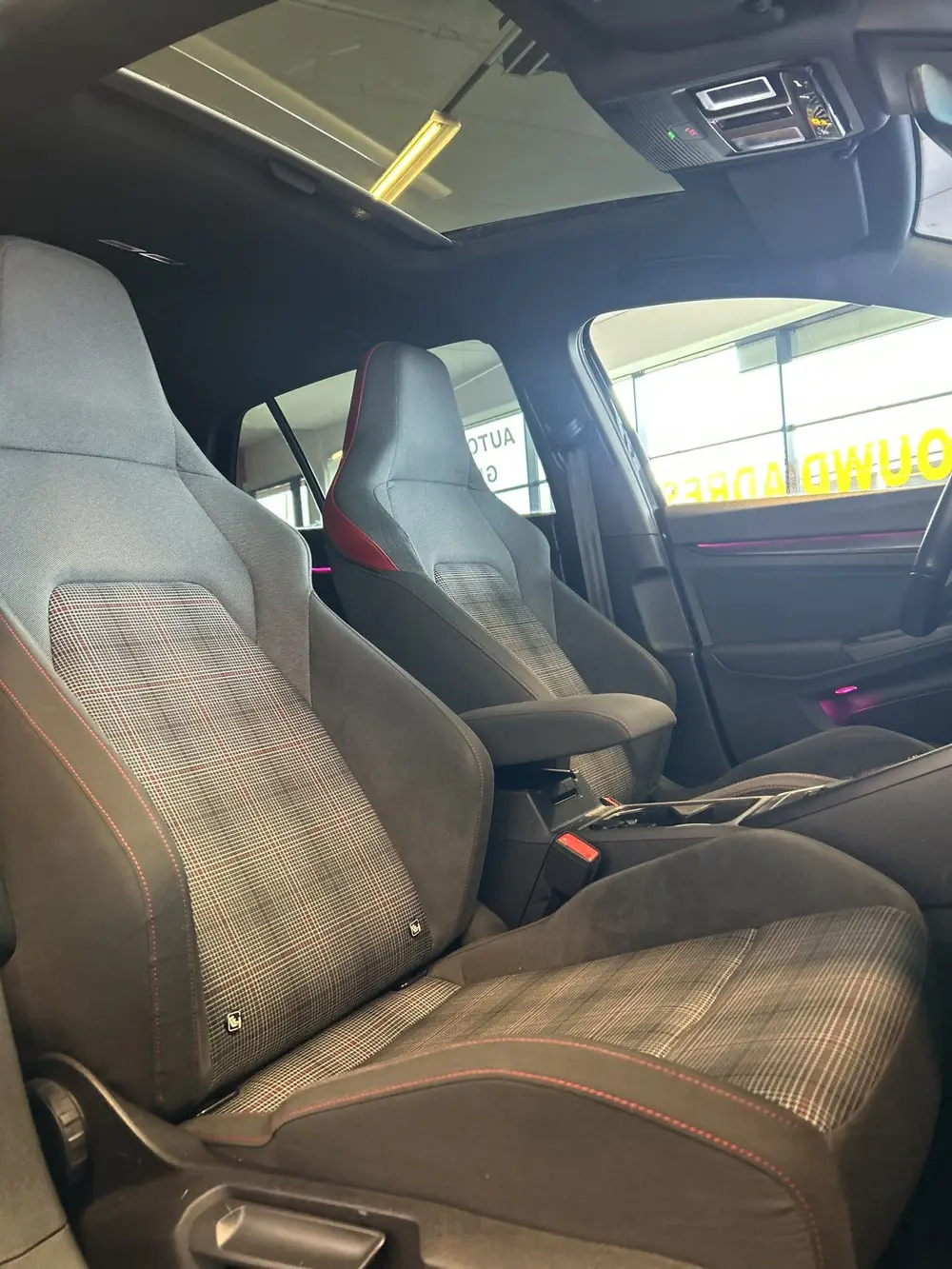 Volkswagen Golf 2.0 TSI GTI 330PK | Panoramadak | Custom uit uit 2020, foto 15