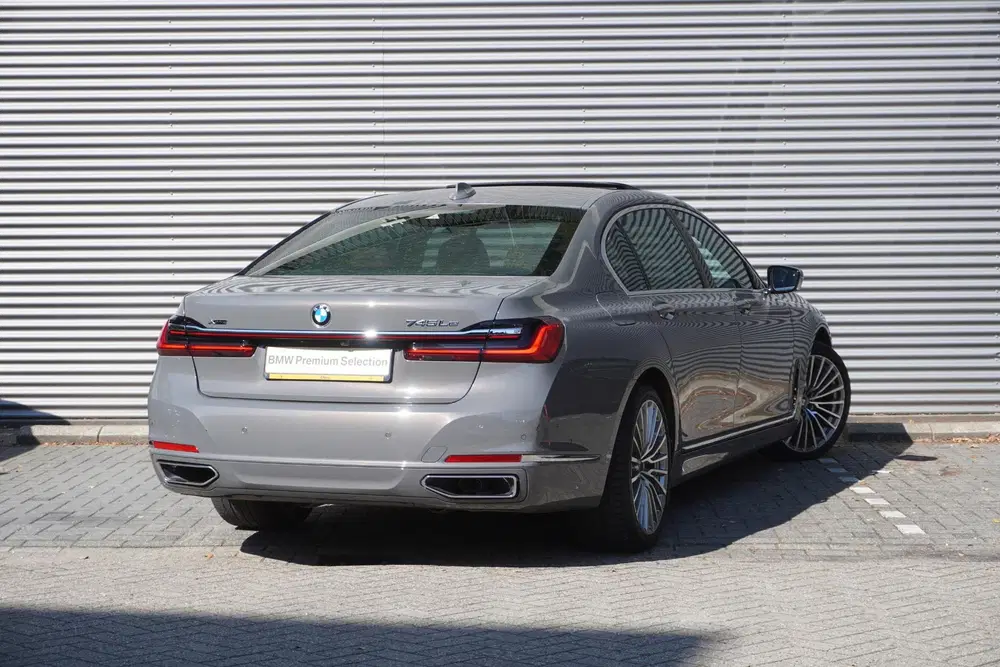 BMW 7-serie Limousine 745Le xDrive High Executive uit 2020, foto 2