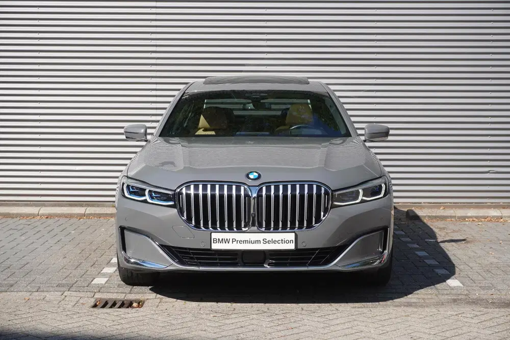 BMW 7-serie Limousine 745Le xDrive High Executive uit 2020, foto 3