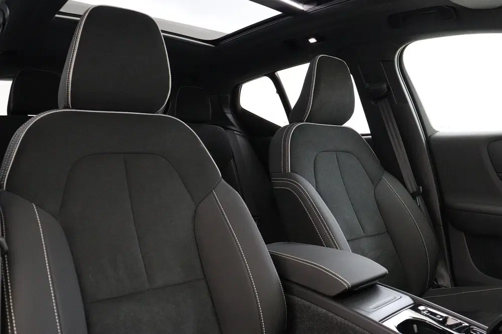 Volvo XC40 B4 (M-HYBRID) PLUS BLACK EDITION -PANO.DAK uit 2026, foto 14