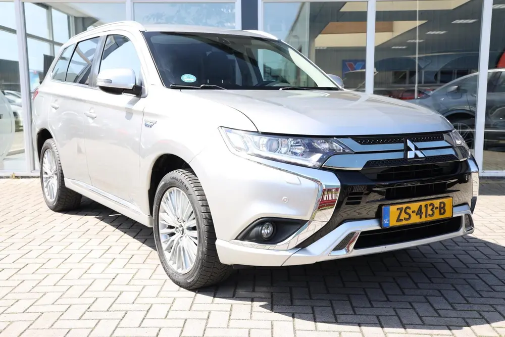 Mitsubishi Outlander 2.4 PHEV Pure+|Camera|Trekhaak|PDC| uit 2019, foto 2