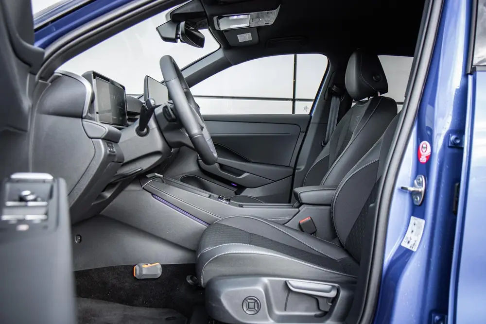 Volkswagen T-Roc 1.5 eTSI 150pk DSG R-Line First Edition | B uit 2025, foto 4