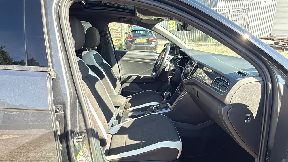 Volkswagen T-Roc 1.5 TSI Automaat Sport R-Line Pano Navi Car uit 2019, foto 11