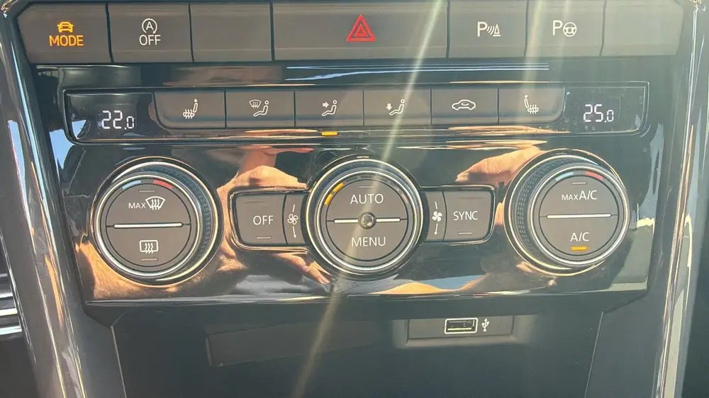 Volkswagen T-Roc 1.5 TSI Automaat Sport R-Line Pano Navi Car uit 2019, foto 17