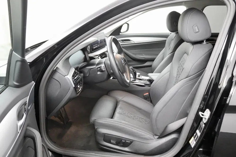 BMW 5-serie 530e Business Edition Plus zwart uit 2023, foto 12