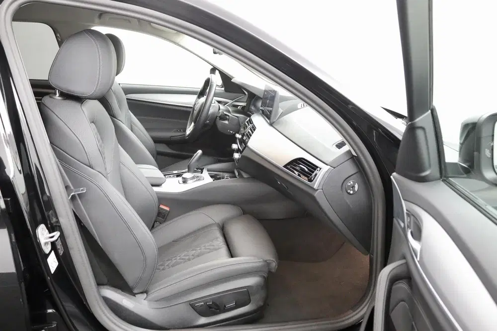 BMW 5-serie 530e Business Edition Plus zwart uit 2023, foto 13