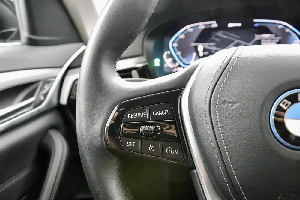 BMW 5-serie 530e Business Edition Plus zwart uit 2023, foto 16