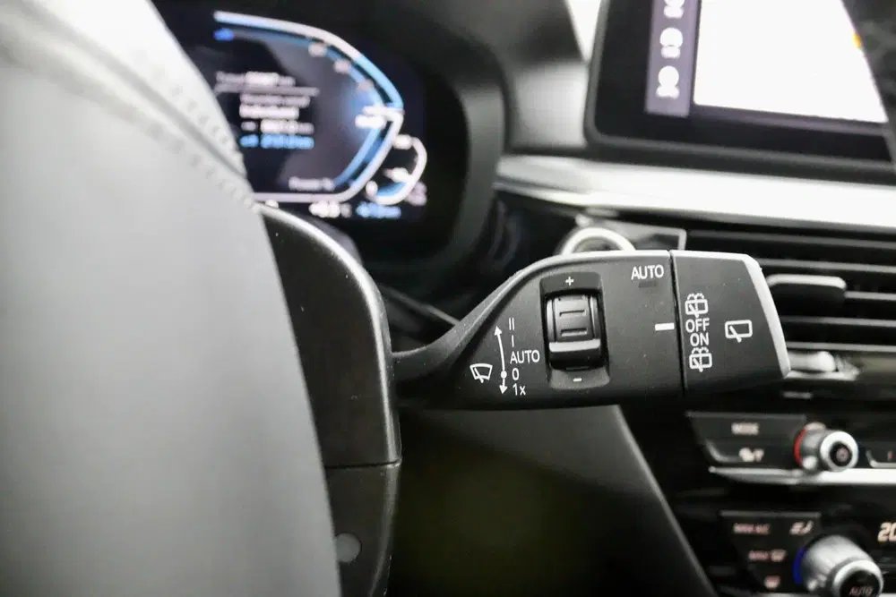 BMW 5-serie 530e Business Edition Plus zwart uit 2023, foto 19