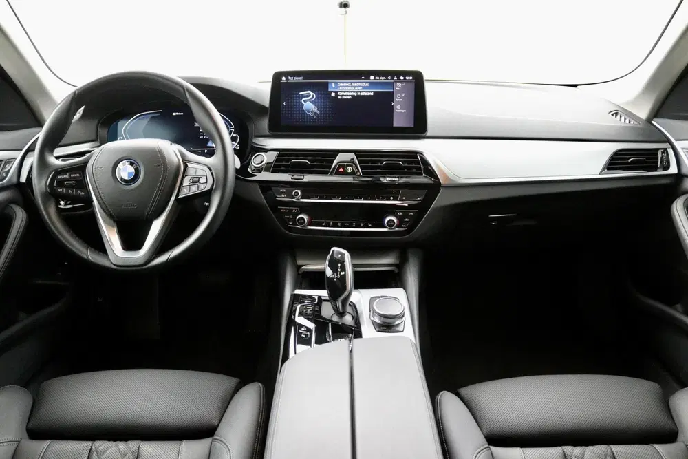 BMW 5-serie 530e Business Edition Plus zwart uit 2023, foto 2
