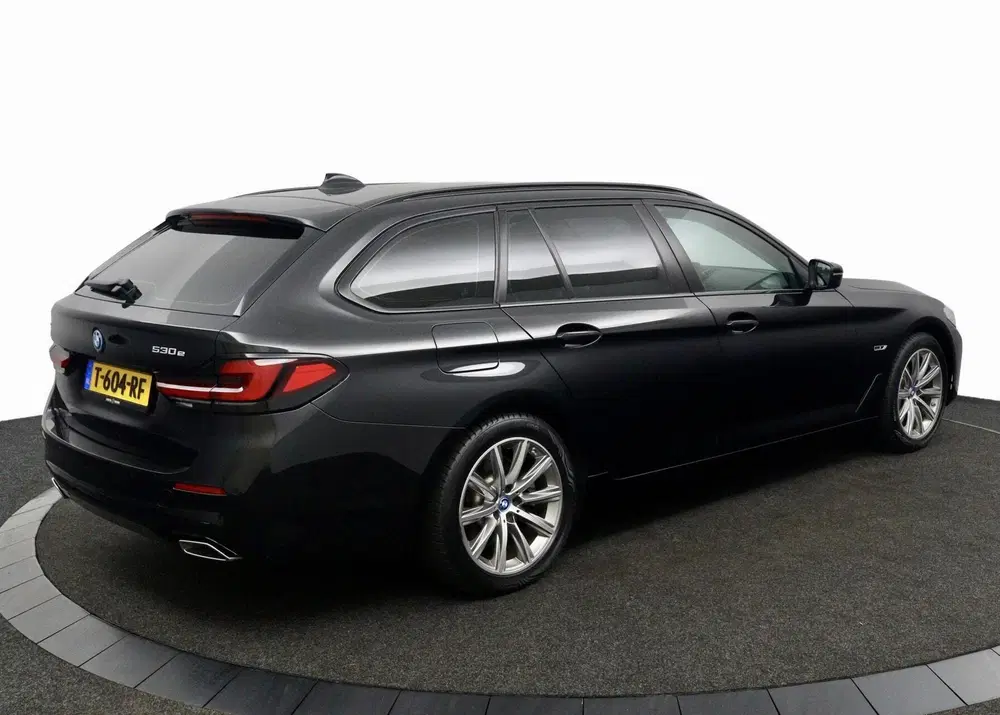 BMW 5-serie 530e Business Edition Plus zwart uit 2023, foto 3