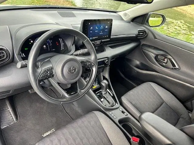 Toyota Yaris 1.5 Hybrid 115 First Edition Parelmoer-wit uit 2025, foto 13