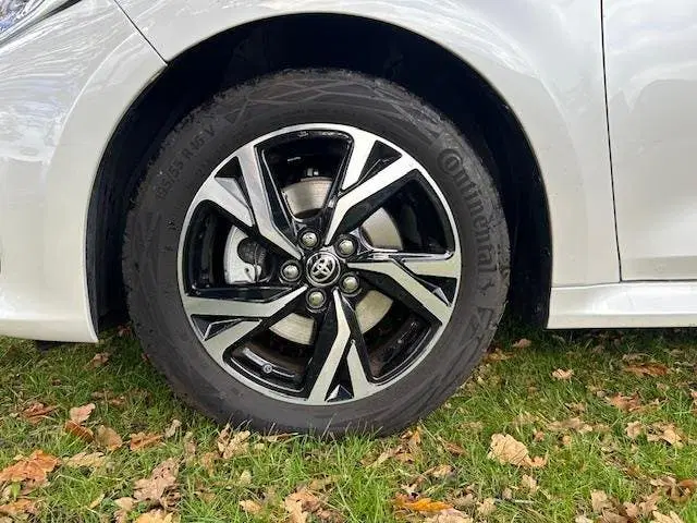 Toyota Yaris 1.5 Hybrid 115 First Edition Parelmoer-wit uit 2025, foto 2