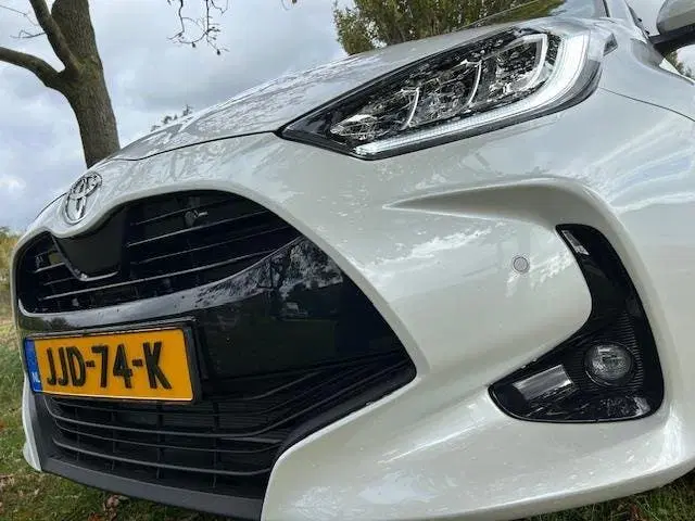 Toyota Yaris 1.5 Hybrid 115 First Edition Parelmoer-wit uit 2025, foto 3