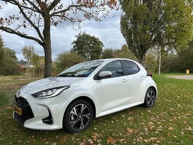 Toyota Yaris 1.5 Hybrid 115 First Edition Parelmoer-wit uit 2025, foto 4