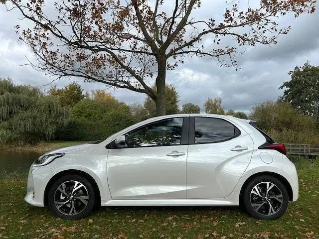 Toyota Yaris 1.5 Hybrid 115 First Edition Parelmoer-wit uit 2025, foto 5