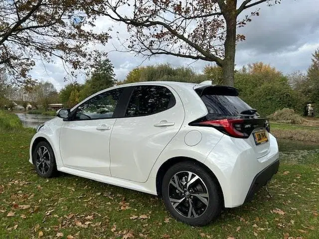 Toyota Yaris 1.5 Hybrid 115 First Edition Parelmoer-wit uit 2025, foto 6