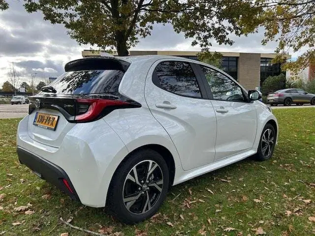 Toyota Yaris 1.5 Hybrid 115 First Edition Parelmoer-wit uit 2025, foto 8