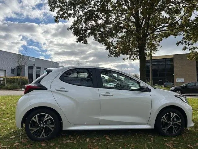 Toyota Yaris 1.5 Hybrid 115 First Edition Parelmoer-wit uit 2025, foto 9