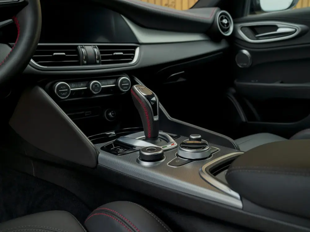 Alfa Romeo Giulia 2.0 T GME AWD Competizione uit 2023, foto 10