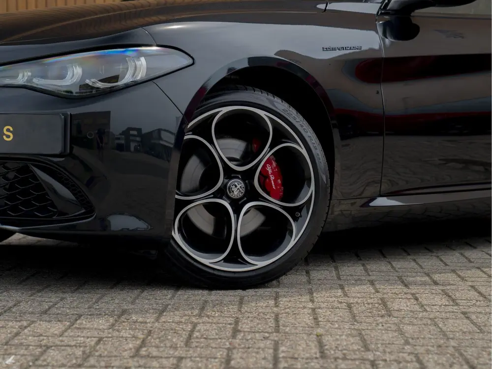 Alfa Romeo Giulia 2.0 T GME AWD Competizione uit 2023, foto 15
