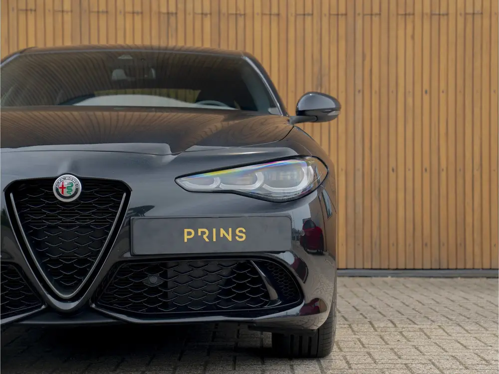 Alfa Romeo Giulia 2.0 T GME AWD Competizione uit 2023, foto 17