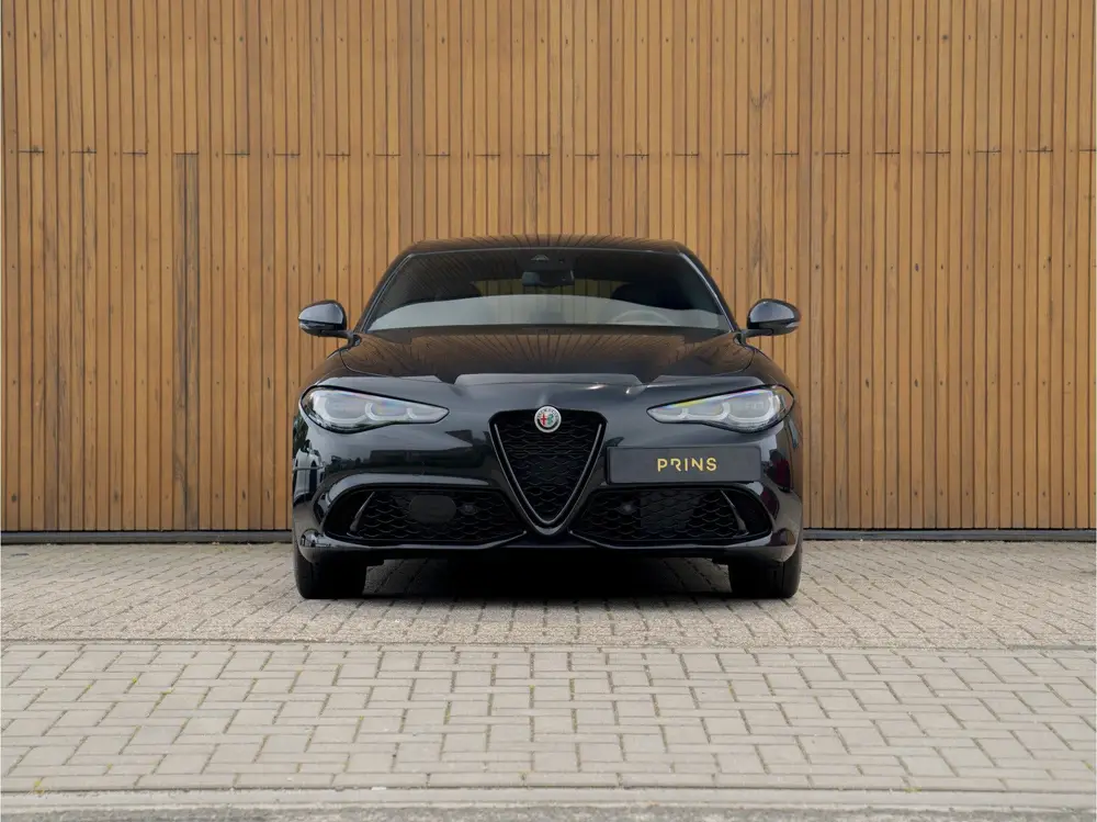 Alfa Romeo Giulia 2.0 T GME AWD Competizione uit 2023, foto 2