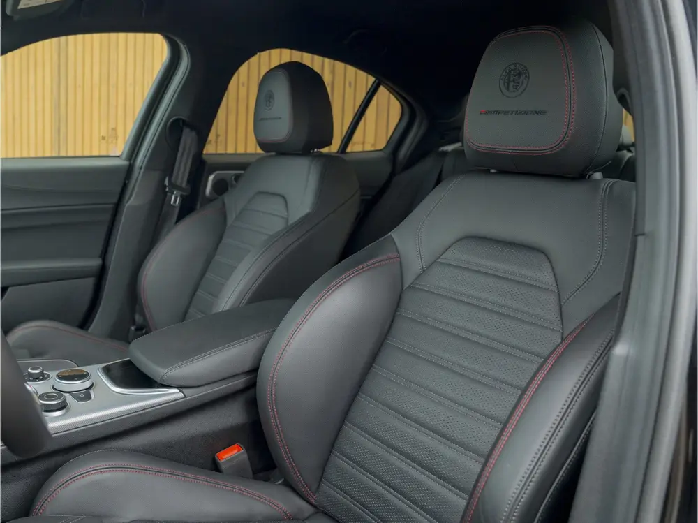 Alfa Romeo Giulia 2.0 T GME AWD Competizione uit 2023, foto 8